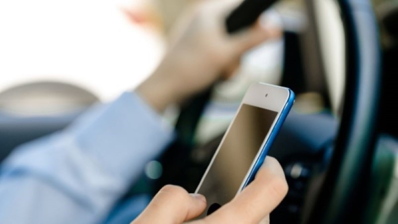 שימוש בטלפון בזמן נהיגה